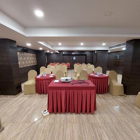סוראט Central Beacon Hotel מראה חיצוני תמונה