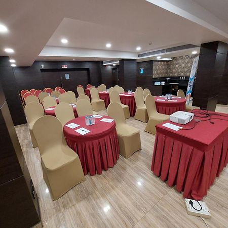 סוראט Central Beacon Hotel מראה חיצוני תמונה