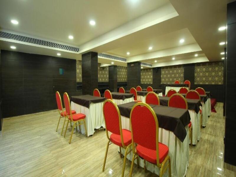 סוראט Central Beacon Hotel מראה חיצוני תמונה