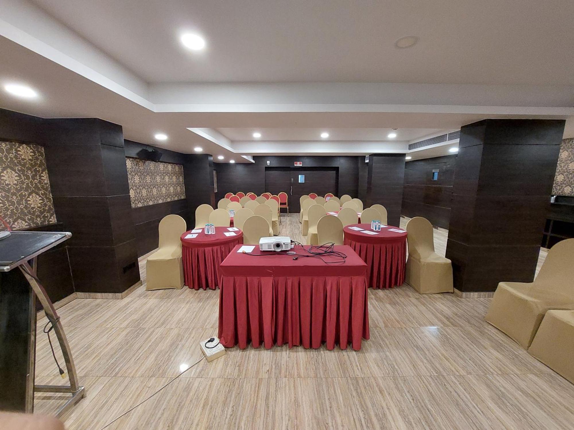 סוראט Central Beacon Hotel מראה חיצוני תמונה