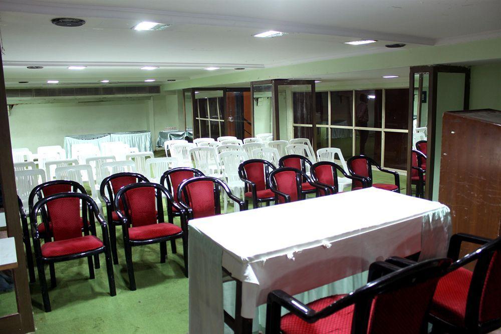 סוראט Central Beacon Hotel מראה חיצוני תמונה