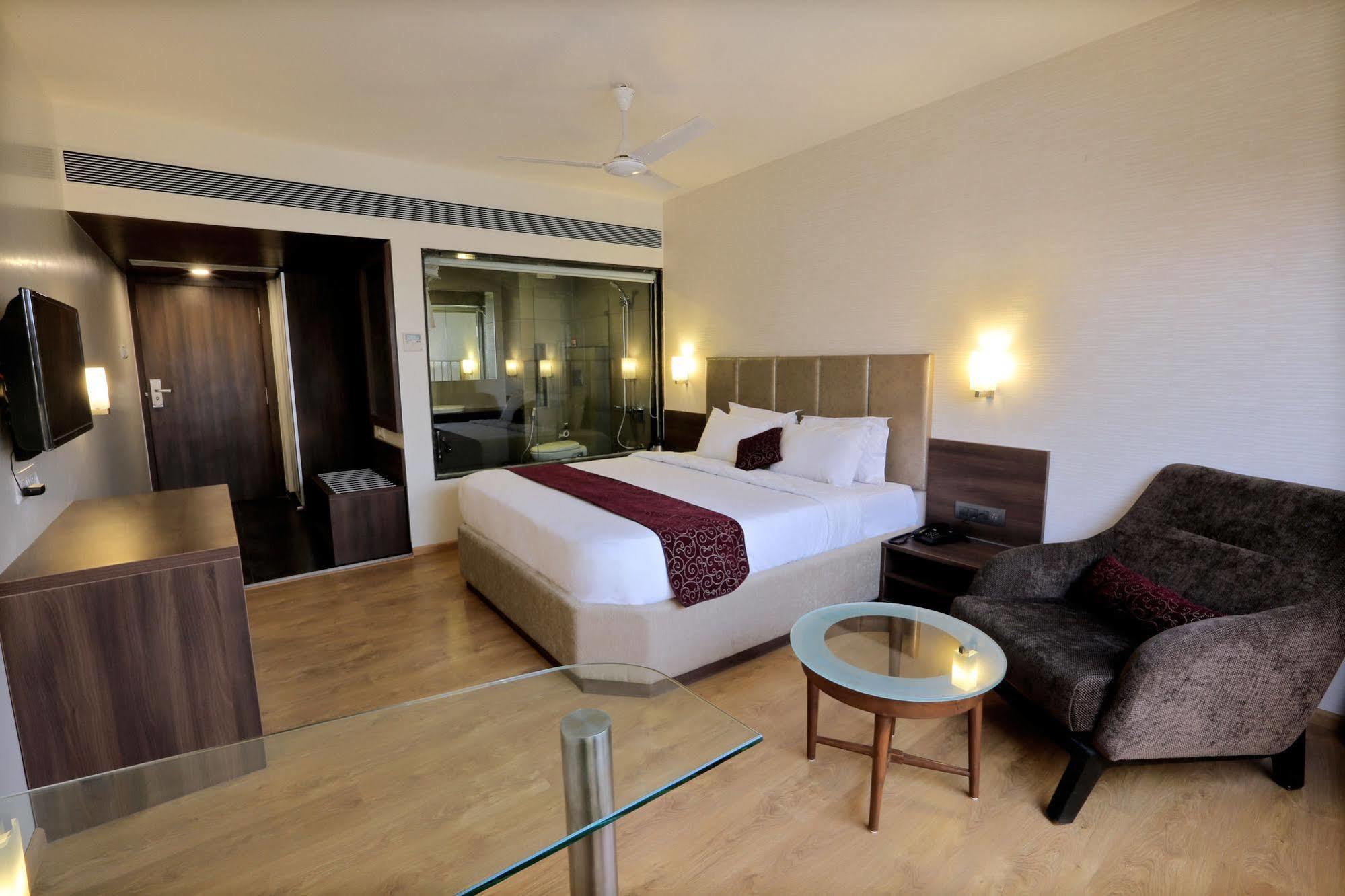 סוראט Central Beacon Hotel מראה חיצוני תמונה