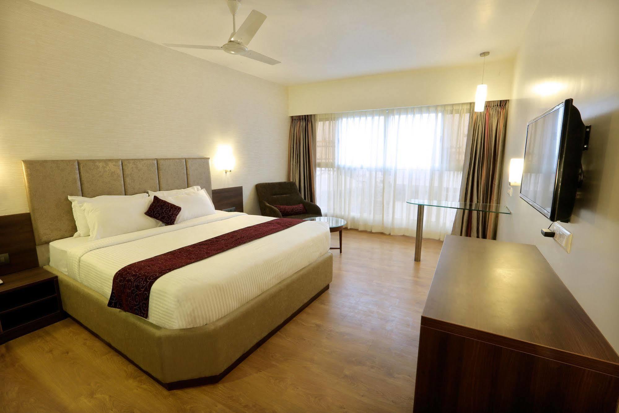 סוראט Central Beacon Hotel מראה חיצוני תמונה
