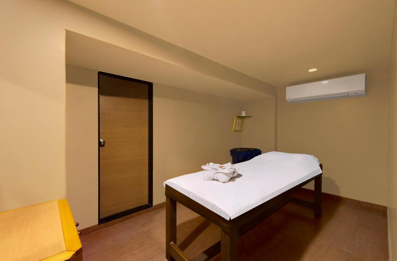 סוראט Central Beacon Hotel מראה חיצוני תמונה