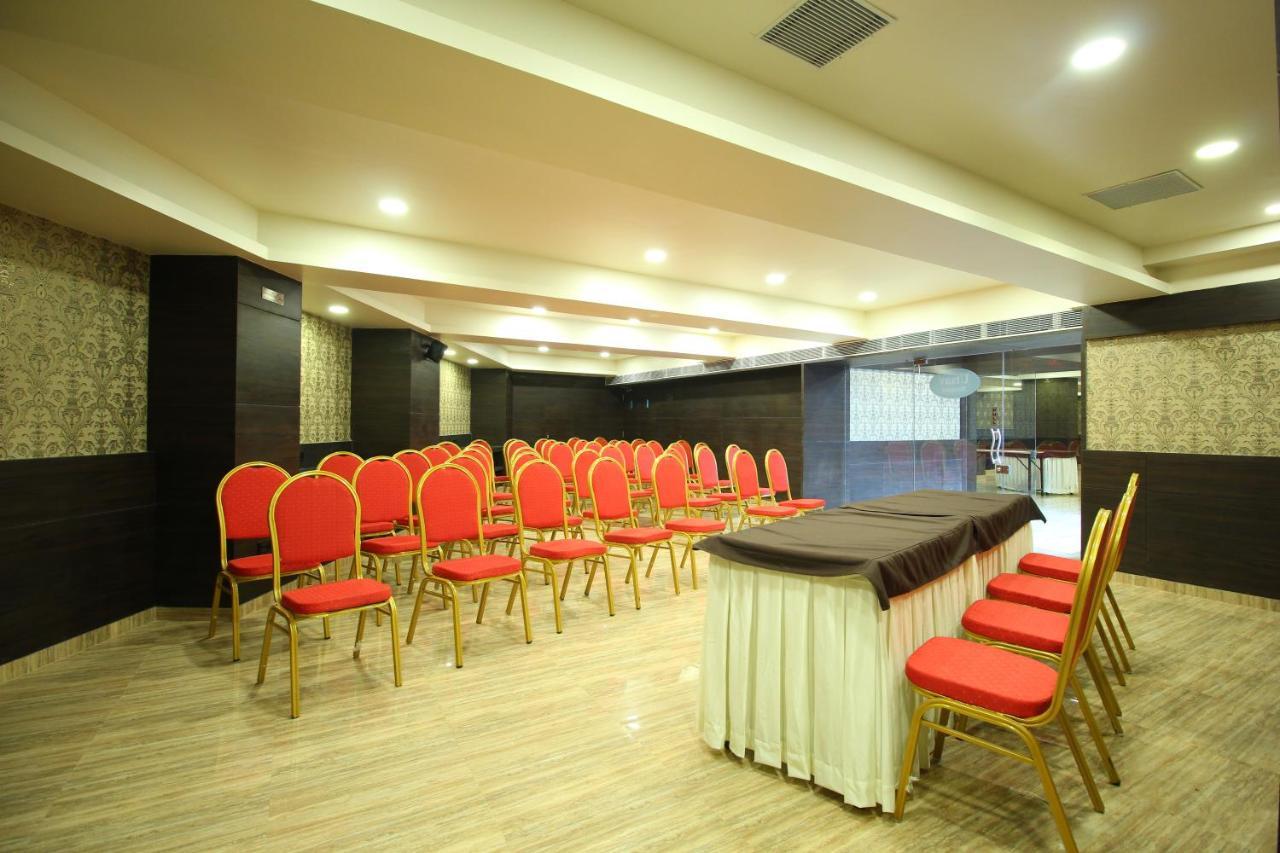 סוראט Central Beacon Hotel מראה חיצוני תמונה